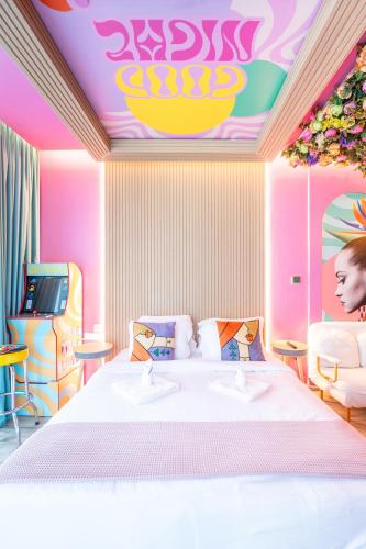 Capsule Flora business bay view Burj Khalifa-pool table-game arcade-Projector-Playstation 5, Dubai (Foto 2)