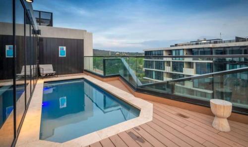 Central CBD - parking - sleeps 4 - image 3