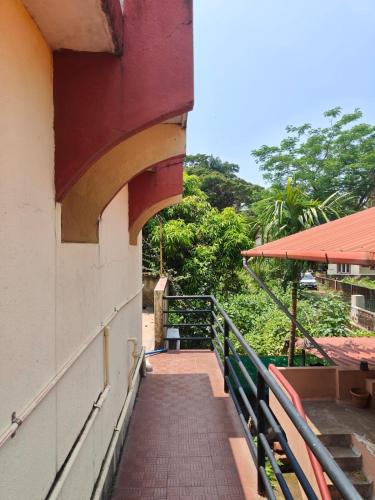Erkély/terasz, 85 négyzetméteres, 2 hálószobás Ház 2 fürdőszobával Kodikal területén (SHREYAS - Authentic Mangalore Homestay(2BHK house)) in Kodikal