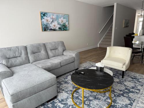 . Cozy 3 Bedroom Townhome Hyde Park Mall & Western University