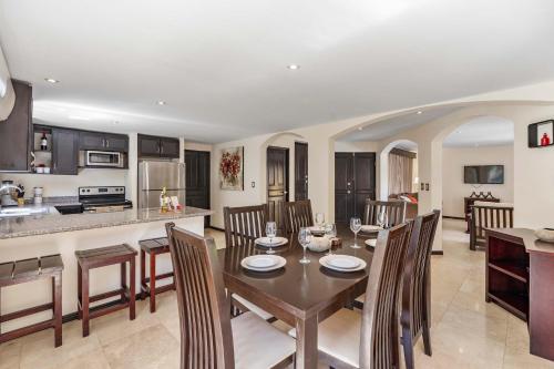 Dual Kitchens, Pool, 3-min walk to the Beach in Ocotal