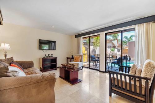Dual Kitchens, Pool, 3-min walk to the Beach in Ocotal
