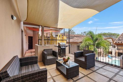Dual Kitchens, Pool, 3-min walk to the Beach in Ocotal