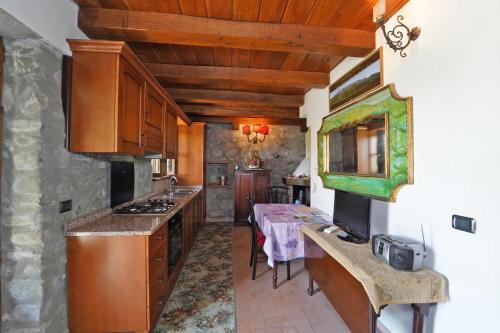 Konyha, Villa Le Due Lune 6 Pax by VILLASRETREATS in Filattiera