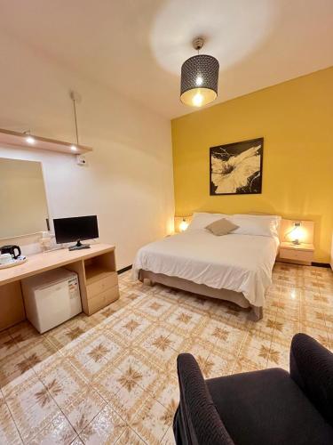 1 queen bed, 1 twin bed