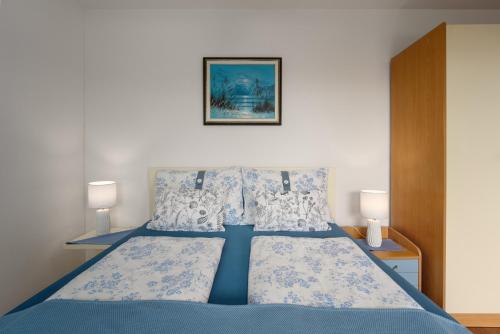 1 king bed, 1 sofa bed