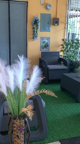 Instalaciones, Crimson Clove vacation Home JA in Spanish Town