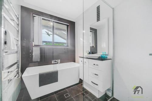Located in Cranebrook, 3 bedrooms, relaxing home photo 3