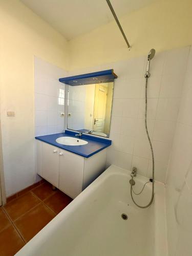 Fürdőszoba, Maison dans village vacances avec piscine in Gaujac