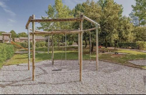 Játszótér, Maison dans village vacances avec piscine in Gaujac