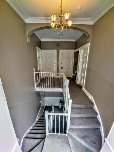 المنظر الخارجي, Seale Arms in Dartmouth City Center