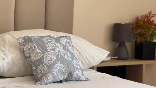 One-Bedroom Apartment image 7