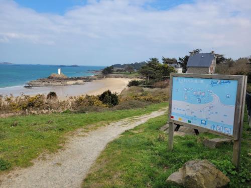 สภาพแวดล้อมโดยรอบ, saint lunaire in ดีนาร์