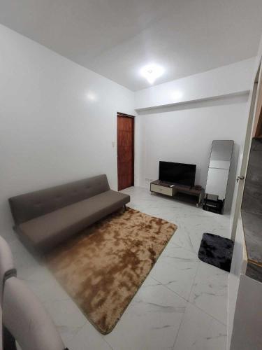 Transient House YSJ, Манила