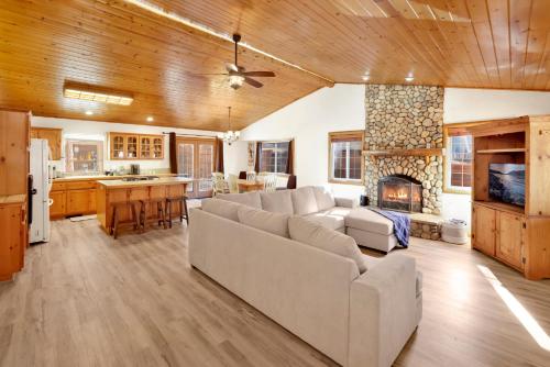 Oriole House- Walk to Lake Chalet w/ Hot Tub