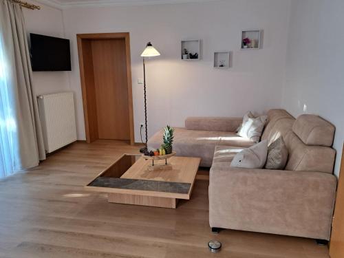 Ferienwohnung mit Küche & kleines Gästezimmer Lisi ohne Küche im Obergeschoß - 2 separate Einheiten - nahe Salzburg, ideal für Familien & Durchreise in Kuchl, Österreich