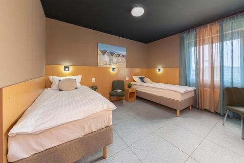 2 bedrooms, 4 beds
