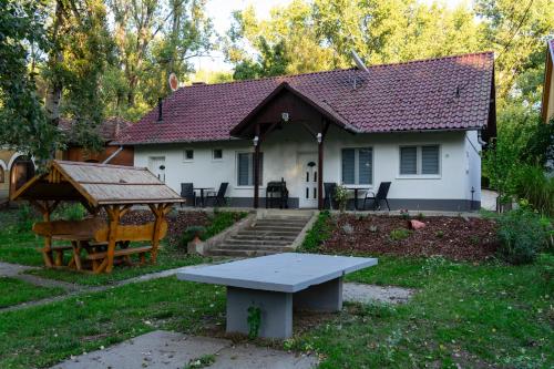 Tiszavirág Apartman Màrtèly (Tiszavirag Apartman Martely) in Mindszent