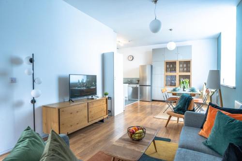 Modern 2-Bed Apartment Near ExCeL & O2 - Accommodates up to 4 Guests Max, Londra