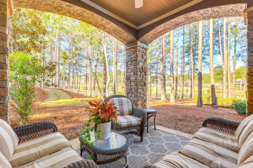 Lakefront Oconee Vacation Rental with Patio and Views! in 格林斯伯勒