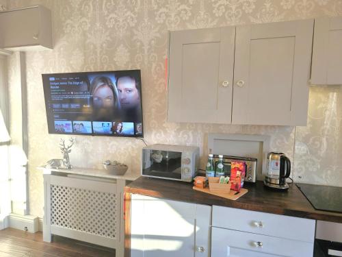 Beautifully decorated, elegant apartment near town - Pass the Keys