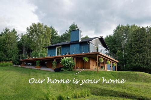Blue House On The Hill - Year Round Cottage – khách sạn tại Bancroft (ON)