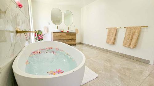 Pezsgőfürdő, TeMakatea Villa in Matavera