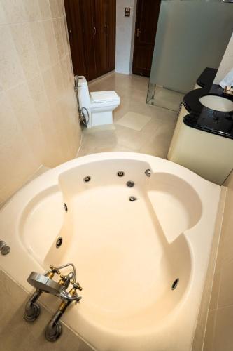 The Palace Inn - Garden Villa with Bathtubs and Jacuzzi - image 3