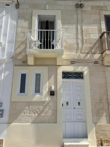 Entré, Viktorja106 in Senglea