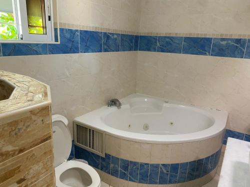 Suite, deluxe, spa bathtub