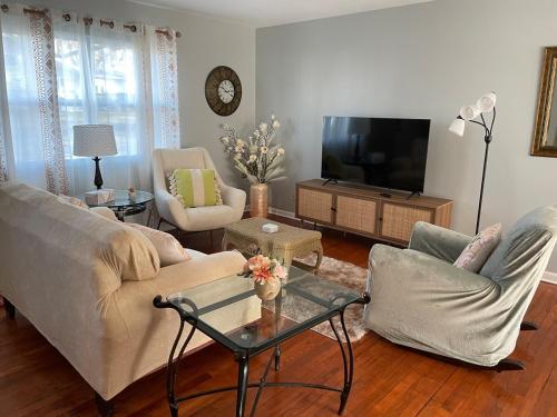 Sand Run Metro Park Getaway Home in กูยาโฮกา ฟอลส์ (OH)