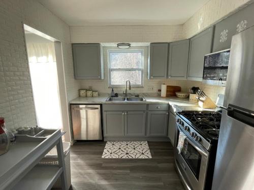 ห้องครัว, Sand Run Metro Park Getaway Home in กูยาโฮกา ฟอลส์ (OH)