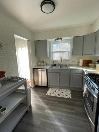 ห้องครัว, Sand Run Metro Park Getaway Home in กูยาโฮกา ฟอลส์ (OH)