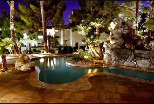 Strip views, 2 pools, free parking & no resort fee, Las Vegas (foto 6)