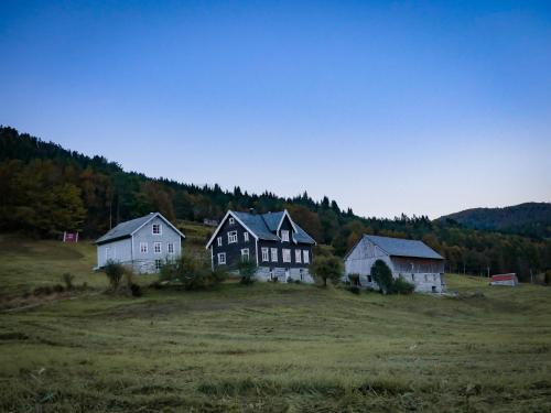 A szálláshely kívülről, Heggjabygda Gjestegard - historisk tømmerhus i landlige omgivelser in Nordfjordeid