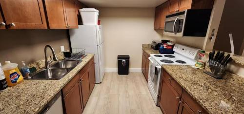 Strip views, 2 pools, free parking & no resort fee, Las Vegas (foto 3)