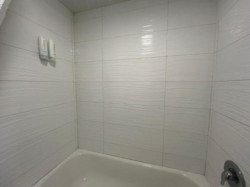 Clarion Inn & Suites Kissimmee-Lake Buena Vista South - image 2