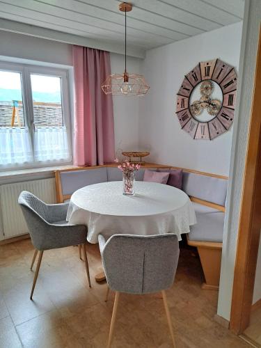 Ferienwohnung mit Küche & kleines Gästezimmer Lisi ohne Küche im Obergeschoß - 2 separate Einheiten - nahe Salzburg, ideal für Familien & Durchreise in Kuchl, Österreich