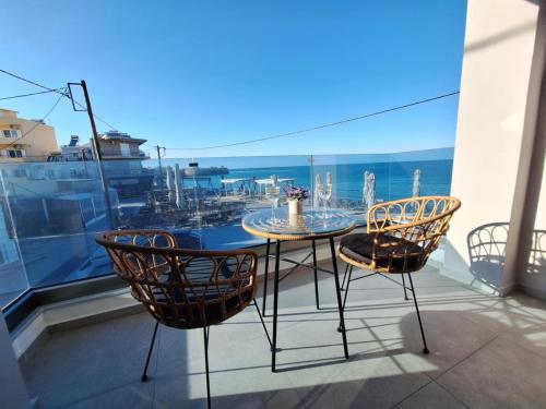 Blue Balcony - Boutique Beachfront Suite with Private Parking Spot
