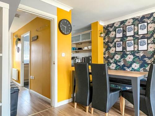 Mayflower 3 Bedrooms House 7 Beds 2 Showers Off Road Parking in Барнслі