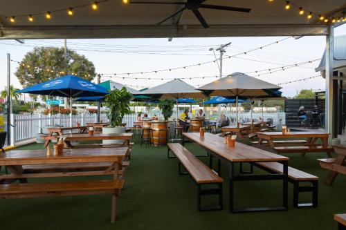 Restaurant, The Club Hotel in Gladstone