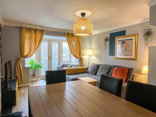 Mayflower 3 Bedrooms House 7 Beds 2 Showers Off Road Parking in Барнслі