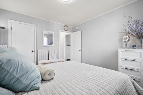 Large apartment with multiple sleeping options in Munhall, USA