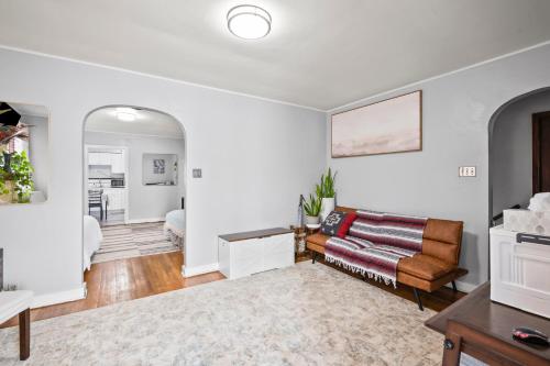 Large apartment with multiple sleeping options in Munhall, USA