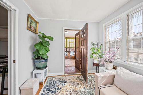 Large apartment with multiple sleeping options in Munhall, USA