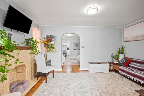 Large apartment with multiple sleeping options in Munhall, USA