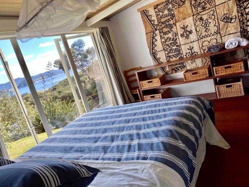 Medlands Beach Bach in Great Barrier Island