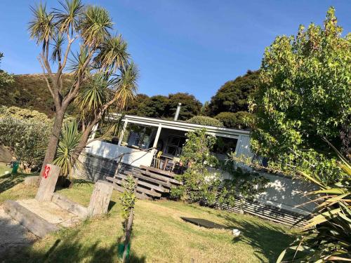 Medlands Beach Bach in Great Barrier Island