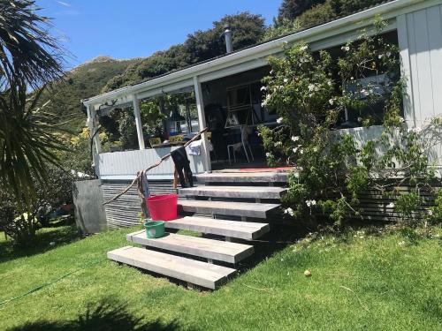 A szálláshely kívülről, Medlands Beach Bach in Great Barrier Island