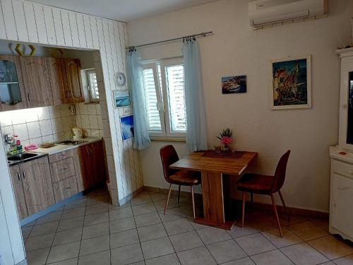 Apartment Zdravko - 5 m from beach - image 2